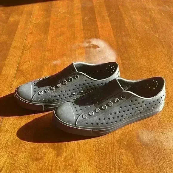 Navy women’s Native  shoes - Picture 2 of 3